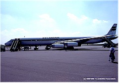 DC-8 mit Treppe auf dem Flugfeld