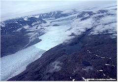 Berge, Gletscher und zugefrorener Fjord