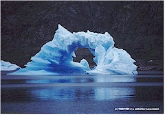Eisberg mit grossem, tunnelartigem Loch