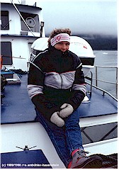 Susanne ganz warm angezogen auf dem Schiff