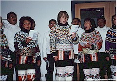 Gemischter Inuit-Chor mit Seehundfell-Stiefeln und farbenfrohen Kleidern