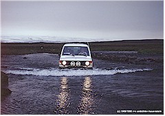 Unser Auto mitten im Fluss