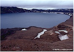 Kraterrand mit See und einigen Schneeflecken