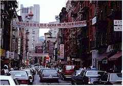 Chinesische Schriftzeichen und viel Verkehr in China Town