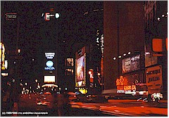 Neonlichter und fahrende Autos am Broadway bei Nacht