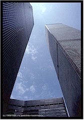 Fassade der Twin Towers von unten (das Bild ist als Zeichen unserer Anteilnahme schwarz gerandet)