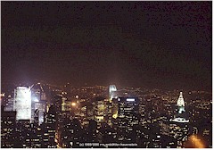 Blick vom Empire State Builing auf New York City bei Nacht