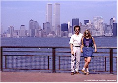 Reto und Susanne im Vordergrund, Manhattan mit den Twin Towers im Hintergrund