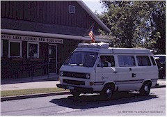 Unser VW-Bus (genannt "Jogi") im Vordergrund, das Postgebude von Lake Luzern dahinter