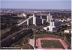 Olympiapark mit charakteristischen, dreieck-frmigen Bauten