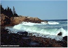 Bucht an der Atlantikkste mit rundgeschliffenen Steinen und grossen Wellen