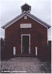 Altes Schulhaus aus Holz mit kleinem Glockenturm