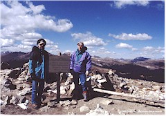 Reto und Susanne, dazwischen ein Schild mit der Aufschrift: 12000 feet above see level and higher than Oregon's famous mount hood