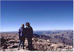 Susanne und Reto auf dem Gipfel des Longs Peak mit zahlreichen Berggipfeln im Hintergrund