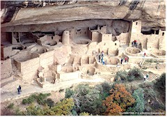 Gute erhaltene Ruine einer Indianerbehausung in einer natrlichen Felshhle
