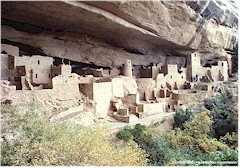 Gute erhaltene Ruine einer Indianerbehausung in einer natrlichen Felshhle
