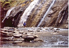 Susanne im kalten Wasser der "Narrows", einem Fluss in einem engen Felsspalt
