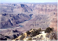 Haupttal mit Gesteinsschichten und Colorado River