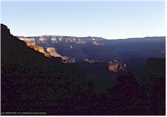 Schatten im Vordergrund und von der Sonne beleuchtete Talwand im Hintergrund
