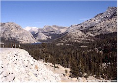 Granitberge mit kleinem Bergsee und Bergwald