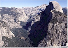 Dicht bewaldetes Tal umgeben von hellen Granitbergen