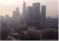 Wolkenkratzer im Zentrum von Los Angeles in nebelartigem Smog