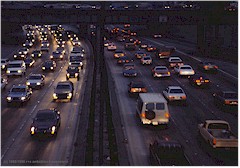 Sehr dichter Verkehr auf einer 8-spurigen Autobahn in Los Angeles