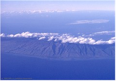 Eine der Inseln von Hawaii aus dem Flugzeug betrachtet