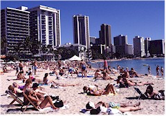 Gut besuchter Sandstrand, dahinter zahlreiche Hotels