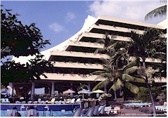 Luxurises Hotel mit Schwimmbad und Palmen