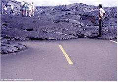 Durch Lavafluss blockierte Parkstrasse, Besucher gehen ber das Lavafeld