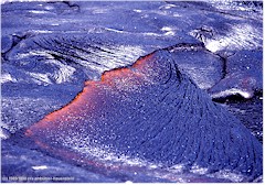 Metallisch aussehende Lava mit glhendem Lavafluss
