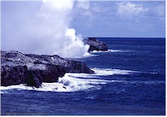 Schwarze Felsen, tief blauer Pazifik und weisse Dampfwolke