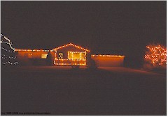 Haus mit Weihnachtsbeleuchtung