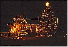 Haus mit Weihnachtsbeleuchtung