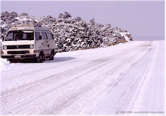 Unser VW Bus auf schneebedeckter Strasse