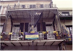 Balkon mit Mardi Gras Schmuck
