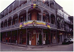 Haus mit geschmiedetem Balkongelnder in New Orleans