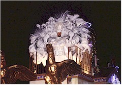 Kostmierter Mann auf Umzugswagen am Mardi Gras