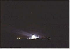 Spaceshuttle auf Startrampe bei Nacht