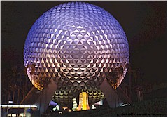 Kugelfrmige Halle im EPCOT-Center bei Nacht