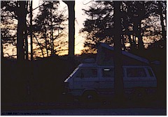Unser VW Bus auf dem Campingplatz bei Cave City in der Abenddmmerung
