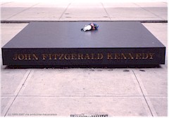 Denkmal fr den ermordeten Prsidenten John Fitzgerald Kennedy in Dallas