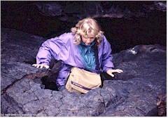 Susanne beim Ausstieg aus der Lavahhle im Craters of the Moon NM