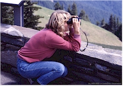 Susanne beobachtet Tiere im Olympic NP