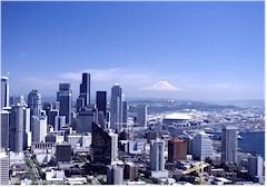 Blick auf Seattle mit Mount Rainier im Hintergrund