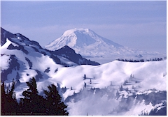 Blick vom Mount Rainier auf Mount Adams