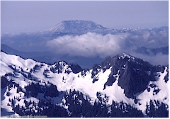 Blick vom Mount Rainier auf Mount Saint Helens