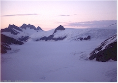 Flug ber die Coast Mountains in der Abenddmmerung