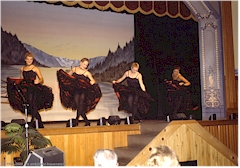 CanCan tanzende Showgirls in Diamond Tooth Gerties Nachtclub in Dawson City